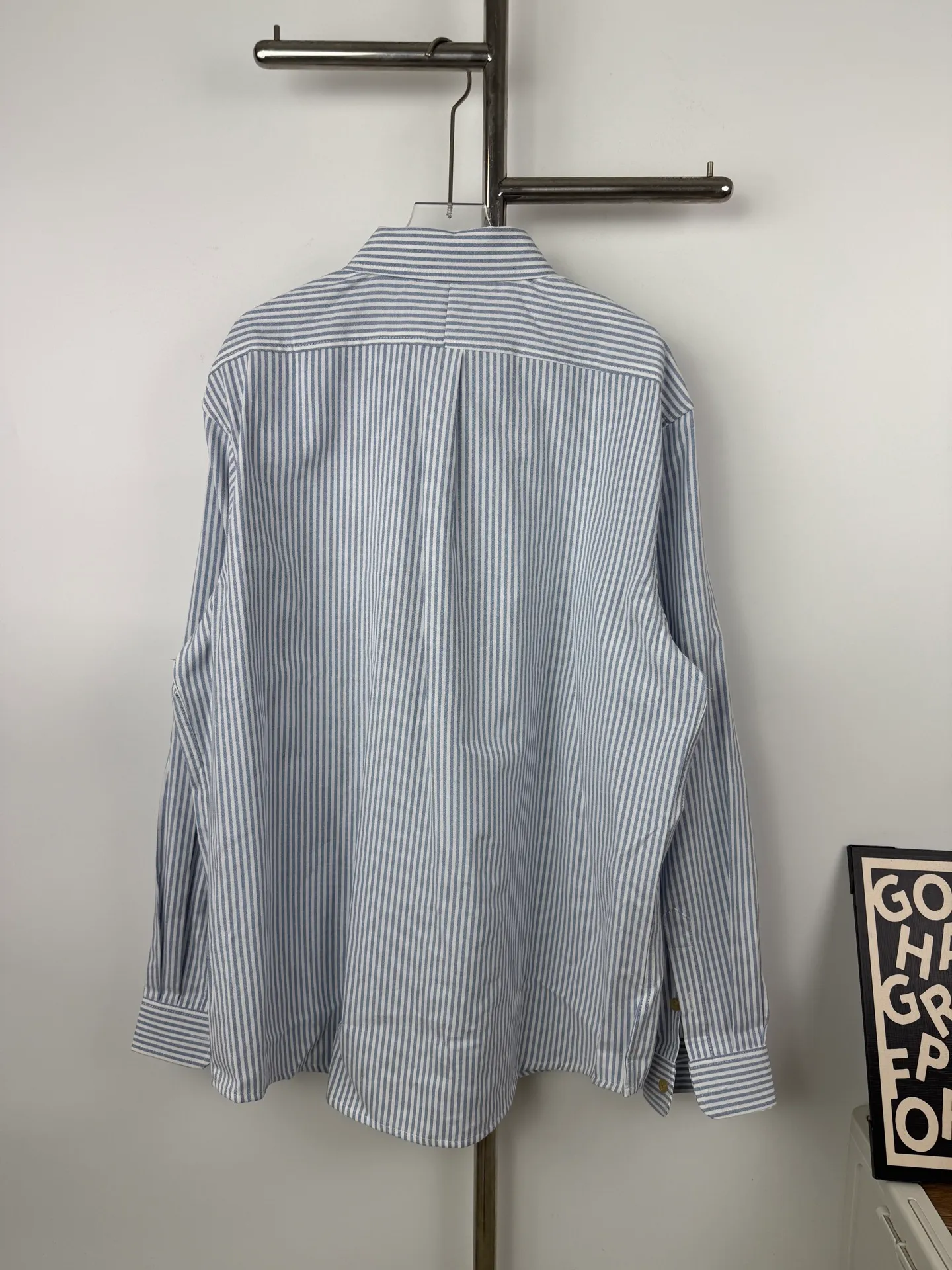 P190 Style No. B25 Ralph Lauren/Ralph Lauren classic colorful small label striped casual shirt 1️⃣Made of high-quality classic striped fabric, the upper body is soft and comfortable, extremely delicate, has a solid, smooth and soft feel. The fabric does not wrinkle, and the feel is invincible. The details are handled perfectly! 2️⃣Adopting the washing process, the workmanship details are perfectly controlled. They are all hemmed with vest technology, and the insides of the sleeves are also used. Different from the four-needle and five-thread workmanship, the collars are also all designed with interlining, showing high-end fashion and individuality, and the style is fashionable, simple and elegant! 3️⃣It is very youthful and energetic, and can be easily worn by both men and women. It is very in line with the fashion aesthetic concepts of today's young people! Color: Striped Blue Sizes: S, M, L, XL